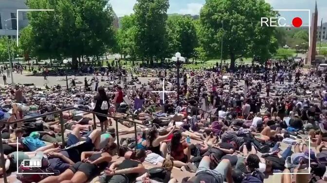美国科罗拉多州的国会大厦前，成千上万各种肤色的抗议者脸朝下躺着，双手放在背后，嘴里反复喊着“我无法呼吸”，整整9分钟。