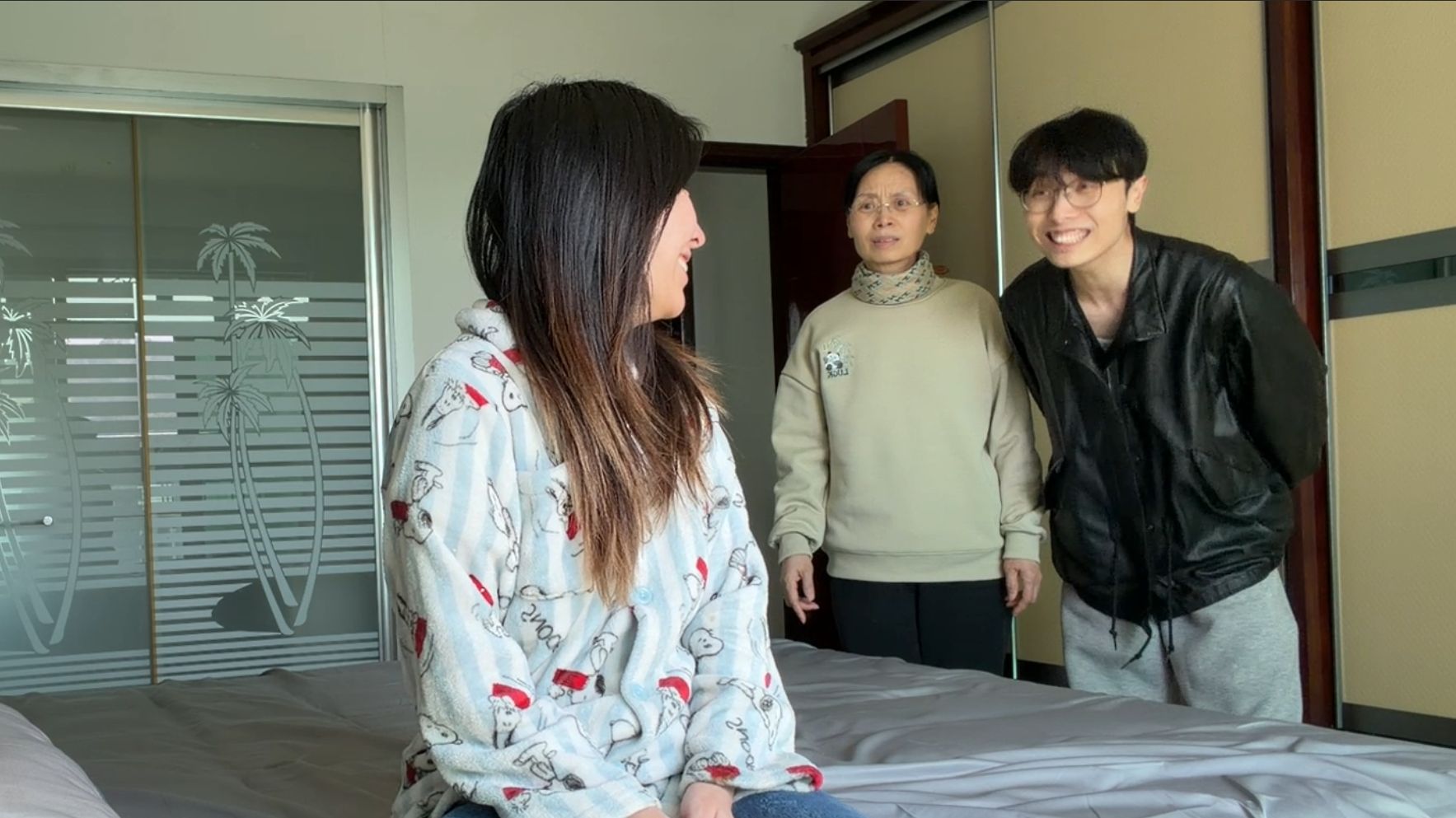 和女友在爸妈卧室玩12小时不下床挑战，结果爸妈提前回家了！
