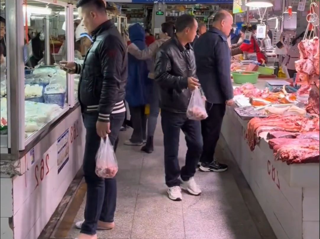 东北女子惊叹广西菜市场里买菜的一大半都是男人，网友：广西男人真的很顾家