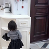 妈妈故意把扫把放到看女儿的反应
