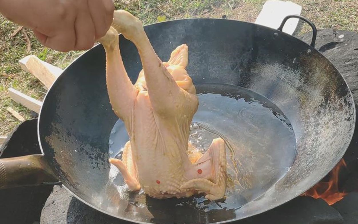 在农村，头一次见鸡肉和这种食材搭配，真是贫穷限制了我的想象