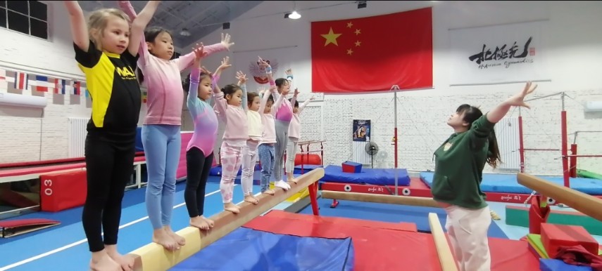 飛越北极光体操在北京朝阳区的一堂训练课 毽子小翻后空翻