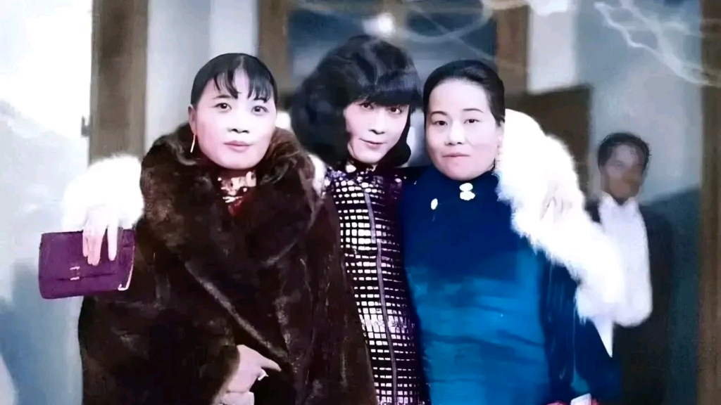 1930年，于凤至搂住宋美龄姐妹的肩膀拍照，不得不说，她有点狂妄