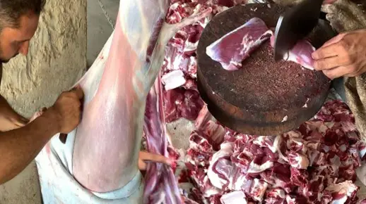 印度人表演“庖丁解羊”，拳头一推再一扯，2分钟皮肉分离，过瘾