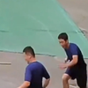 消防员在篮球架下发现大蛇 随手一扔差点让队友起飞（Y