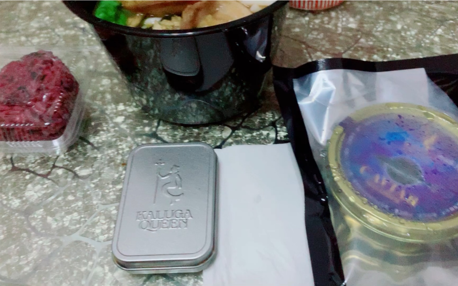 霓在吃 1400块的鱼子酱 开盖子就开了五分钟