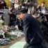 韩国梨泰院踩踏已致155人遇难：民众自发悼念，和尚诵经超度