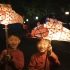 元宵节到了，枫枫和妈妈一起逛花街玩灯笼