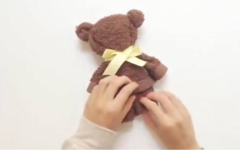 一条毛巾做出可爱泰迪熊