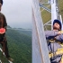 辛苦了！电力工人在79米高空吃西瓜降暑，累了就直接躺电线上休息