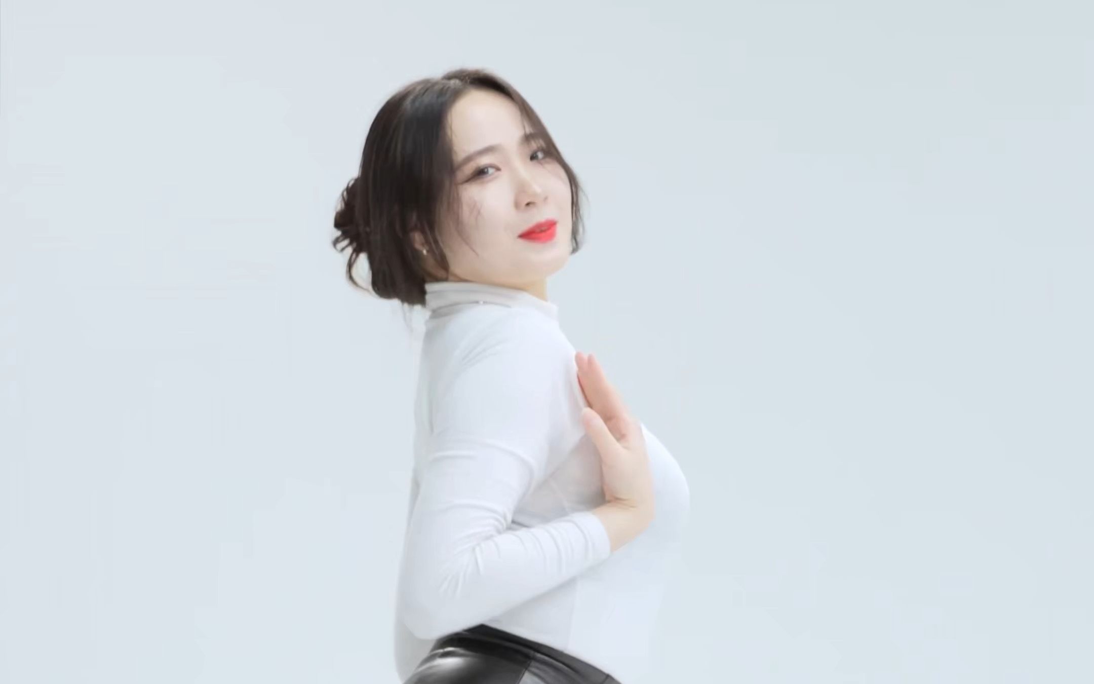 Jung In, rollin, black shorts