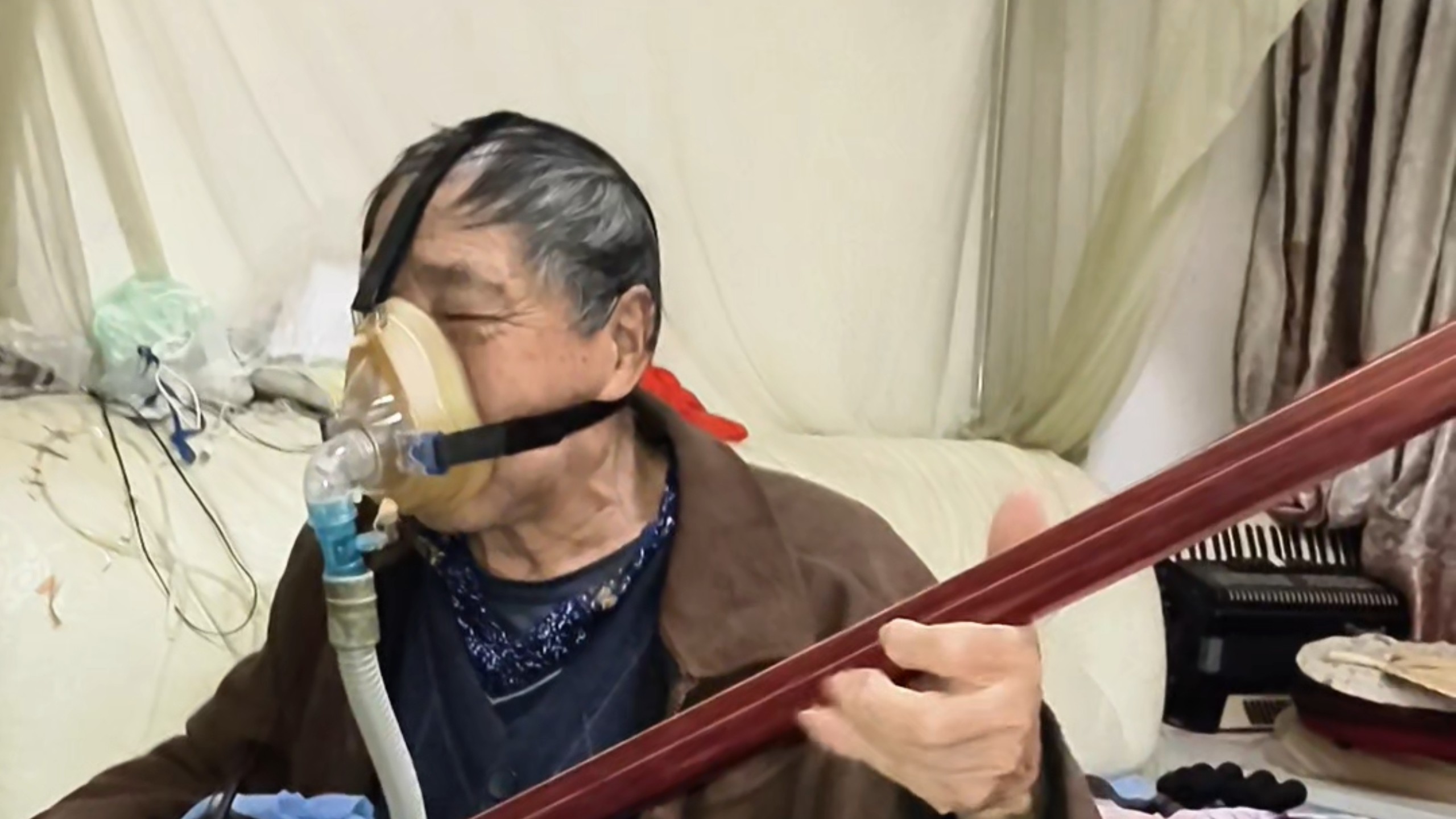 做了一辈子音乐老师的老爸，带着呼吸机还要坚持玩音乐#音乐#民族音乐#老有所乐