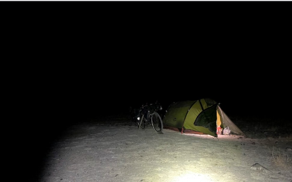 骑行阿里中线，天黑了也没找到安全的营地，无奈扎营旷野之中