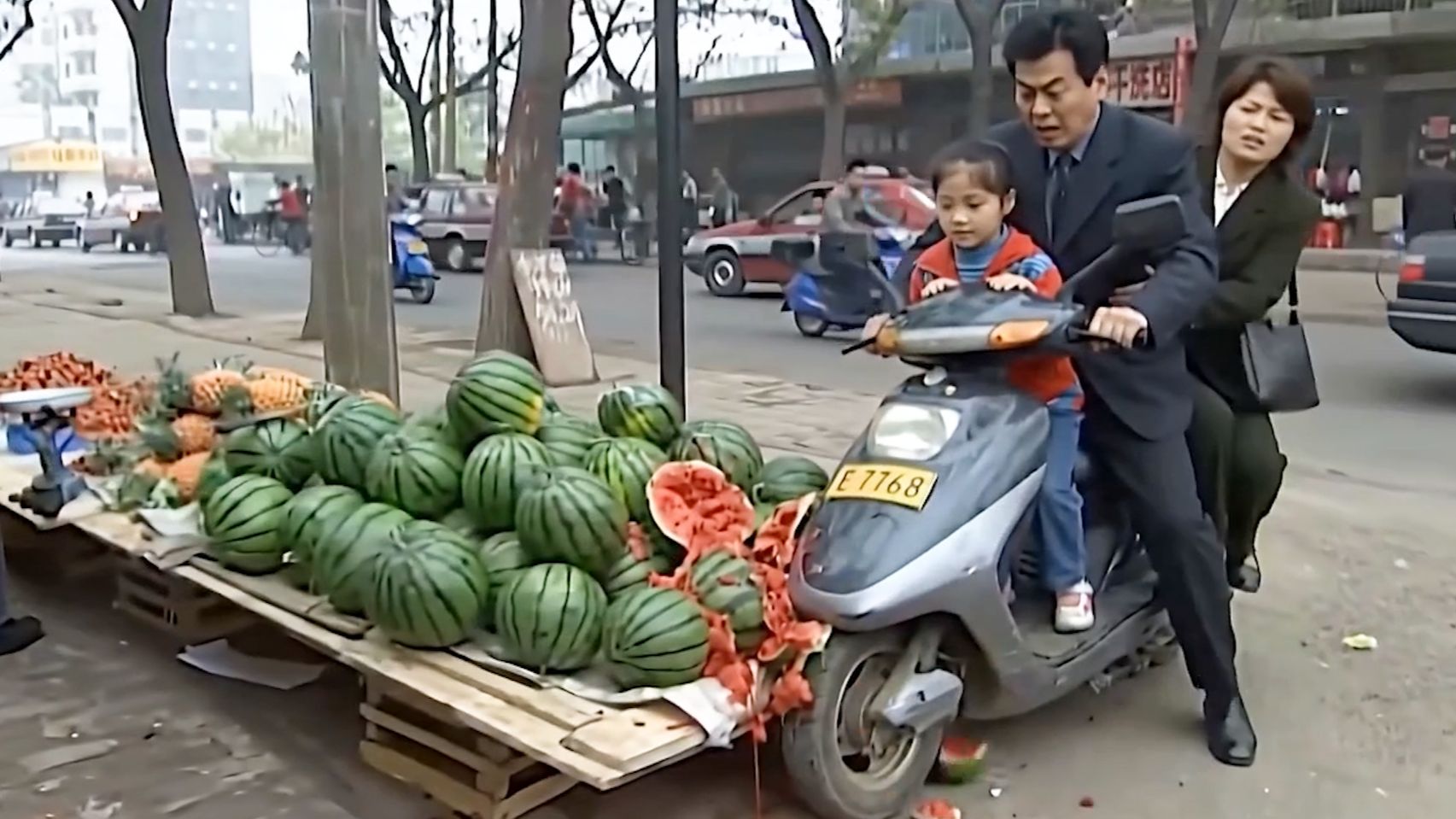 华强买瓜，但是占道经营