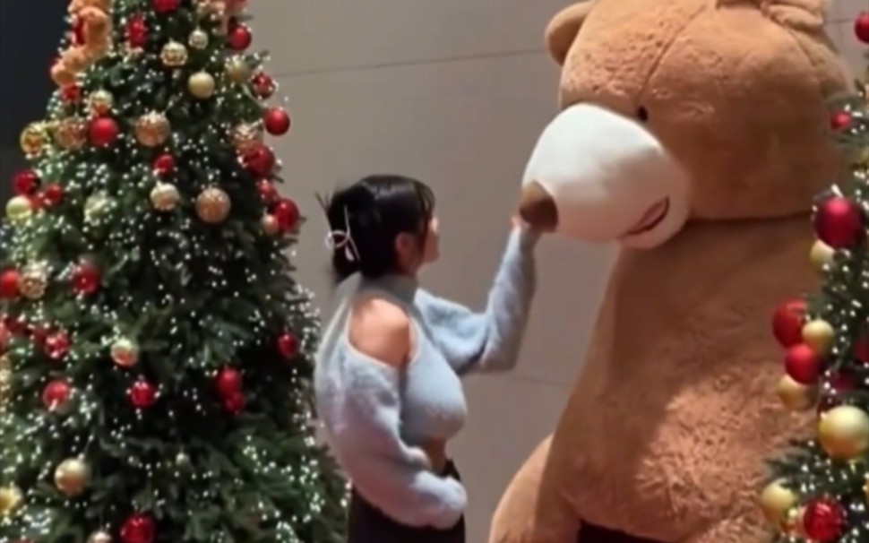 My sister broke up with me. I'll give her a big bear to comfort her.