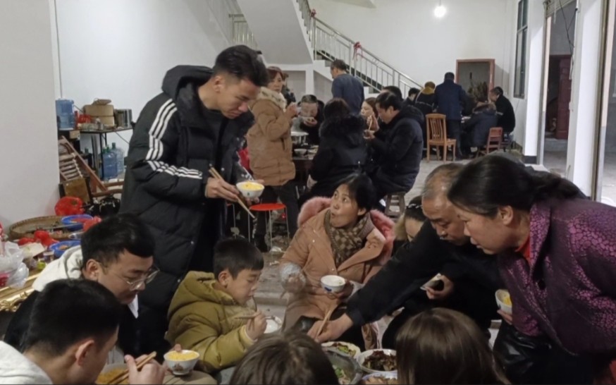 贵州人家的杀猪饭，还请了这么多人来吃，这真的是太热闹了