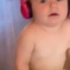 当宝宝哭闹时 给他戴上耳机