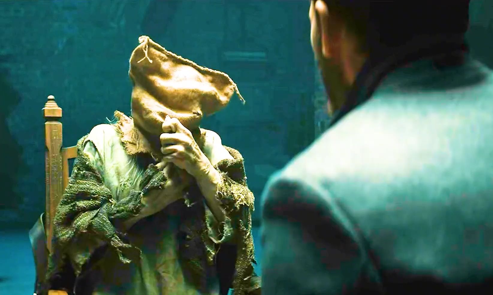 酒吧地下室住着一个头套怪，只要吞下已死之人的遗物就会变成他的模样《布袋人》