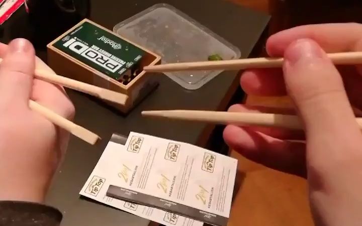 教朋友用筷子