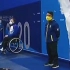 东京残奥会颁奖仪式上，坚毅的贾红光亲“手”为自己带上奖牌，这才是奥运精神的体现