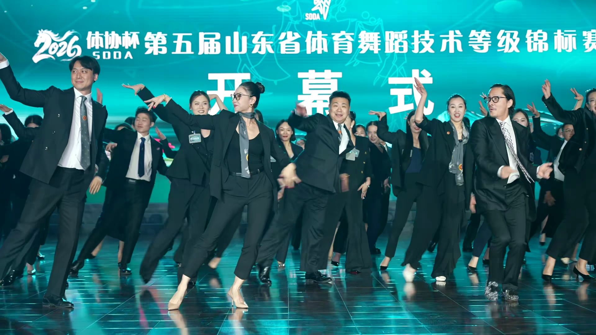 全网爆火裁判集体拉丁舞迎来山东站，专业舞姿尽显顶尖水准不愧法拉利