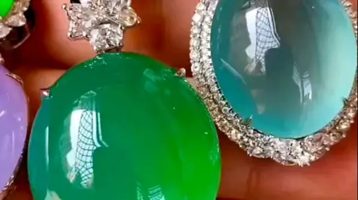 过于美貌的翡翠总有那么些高不可攀的味道