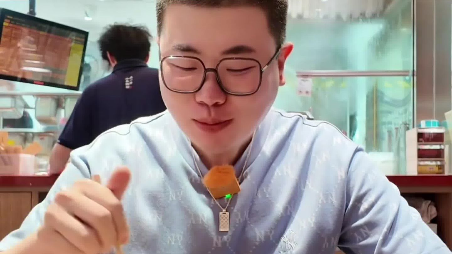 演员吕严吃面加葱花被拒，遇见小面致歉：涉事员工行为违反规定