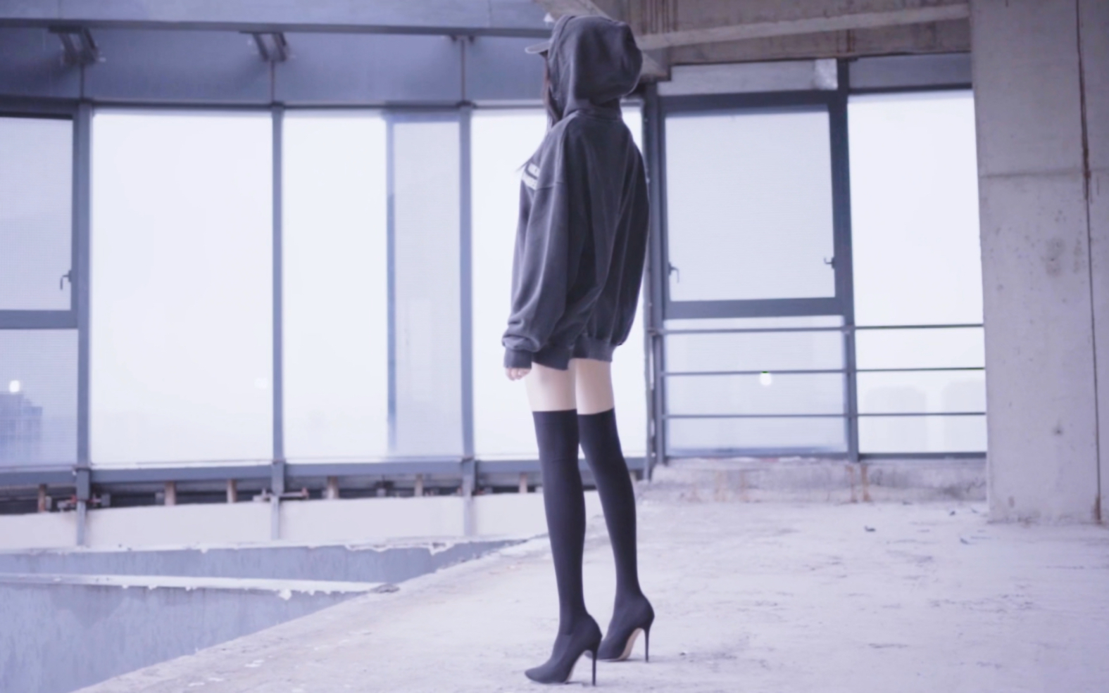 How to wear a loose sweater like this and be sassy and sexy?
