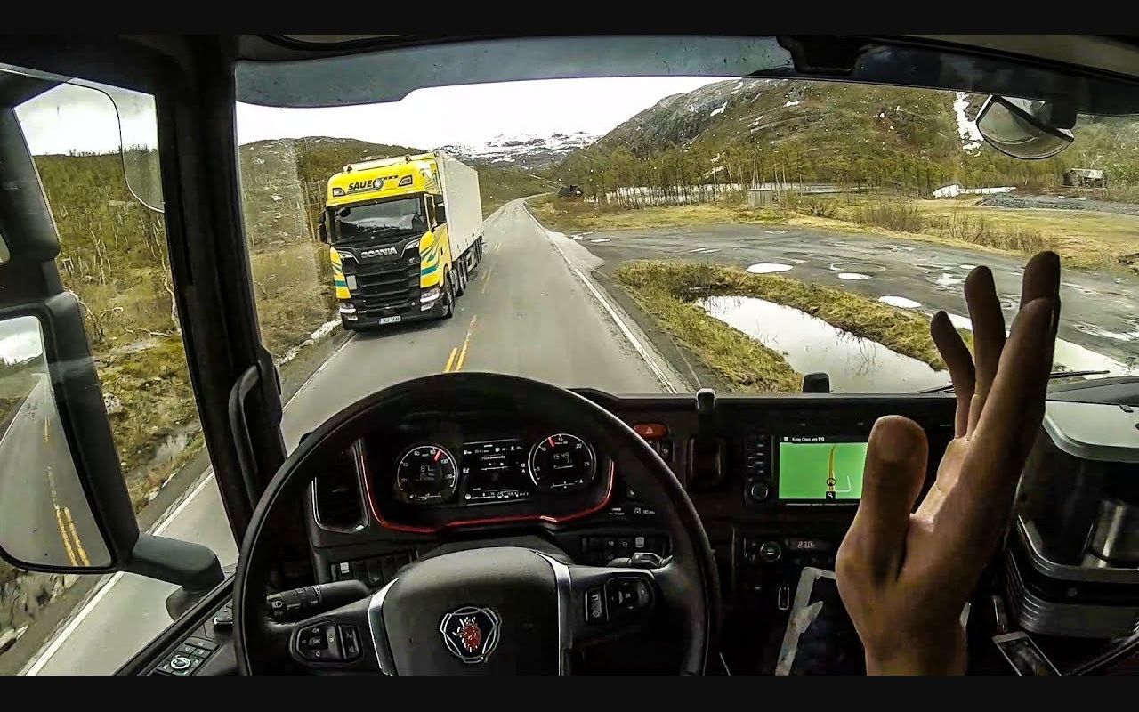 第一视角 卡车驾驶 斯堪尼亚 S520 - 驶过挪威北部的比约恩菲耶尔山 总重量为33吨,15吨用于货物的电缆卷筒