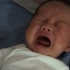宝宝哭得撕心裂肺 狠心妈妈还在拍视频