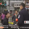20岁小伙逆行被交警处罚，母亲当场纵容儿子，小伙说话更气人