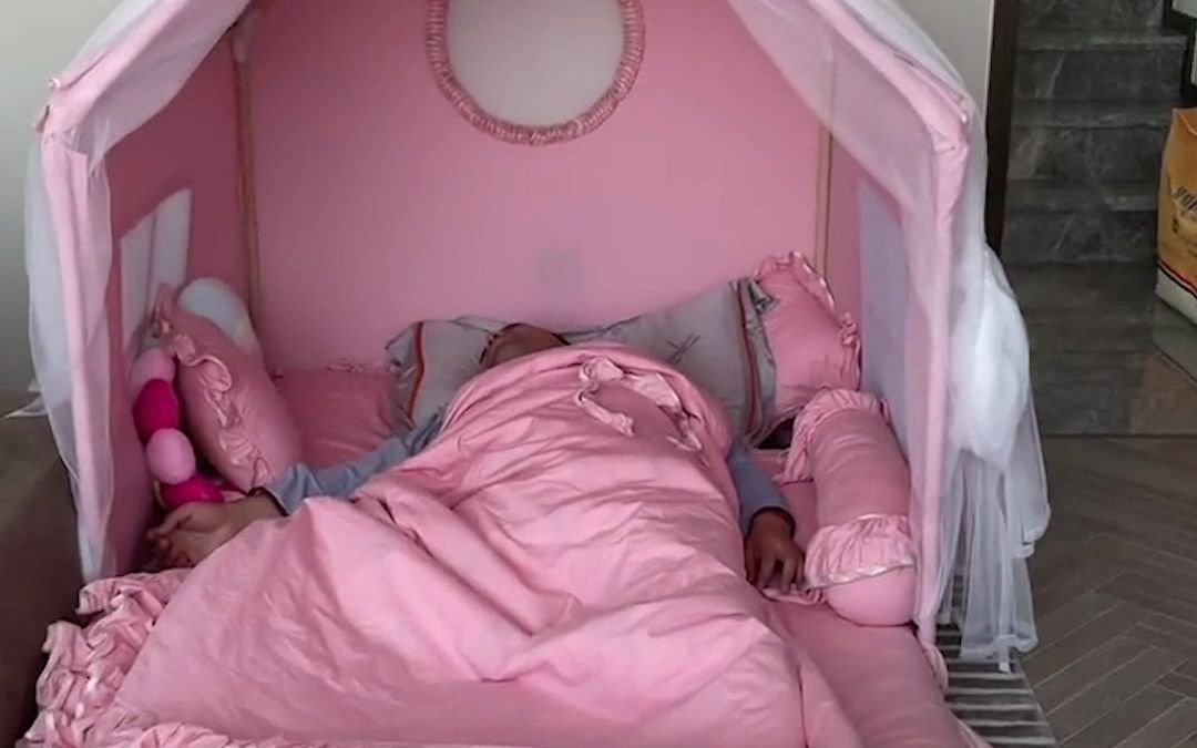女子为跟女儿分床睡 特意买粉色公主床 刚睡两天被老公霸占！