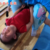 疼哭了！俄罗斯体操“魔鬼教练”给学生压腿，小萝莉叫得太惨了 - 看着都疼