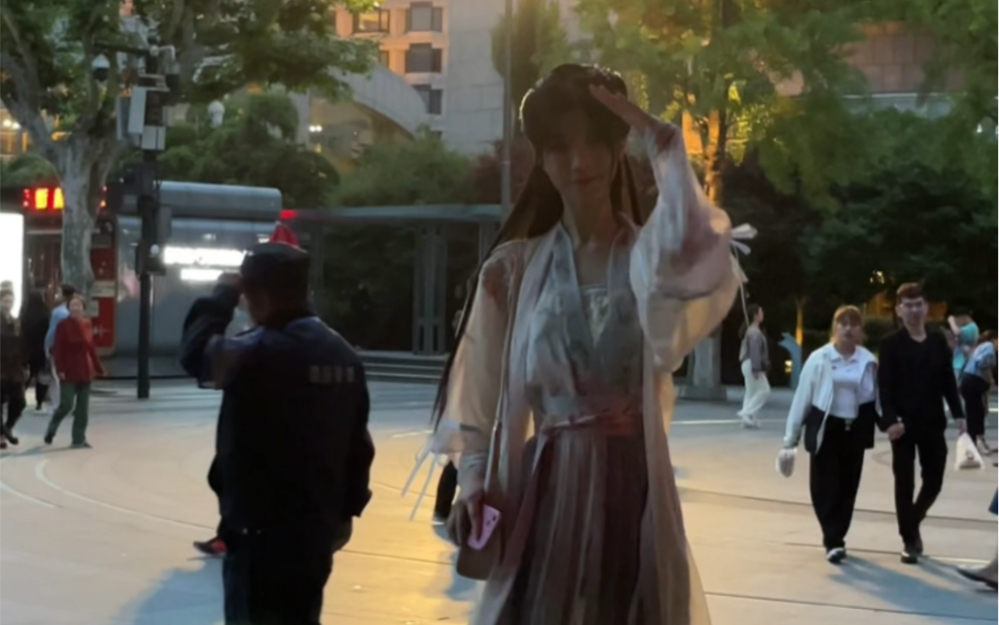 [sakura] Every time you come to Hangzhou, you have to wear a Chinese dress to play at the West Lake qaq