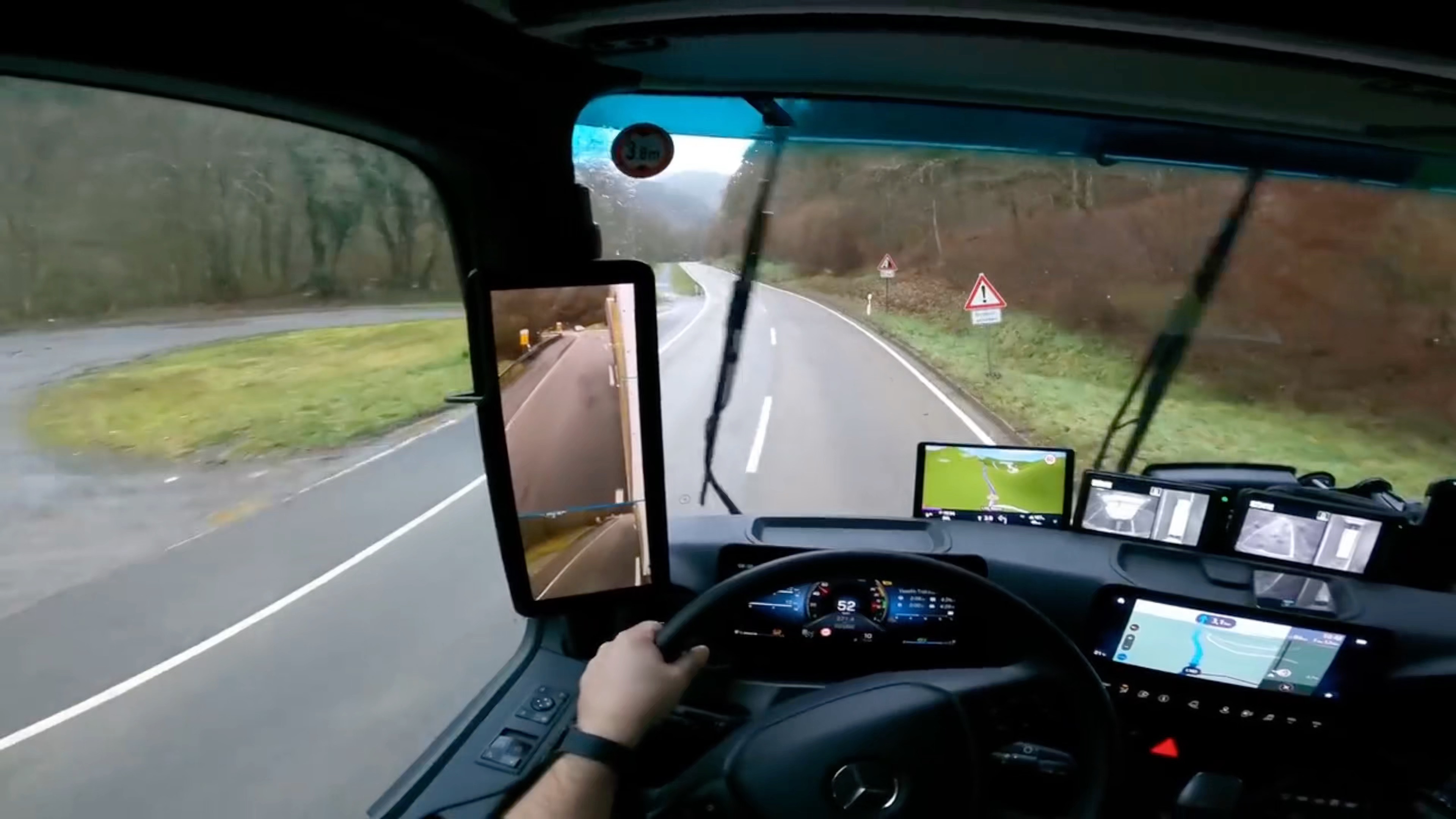 【卡车】真实驾驶欧卡第一视角：雨天和我的新奔驰Actros
