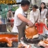 越南烤猪肉的节会，两边路都是很好吃的烤猪肉，看就流口水了。
