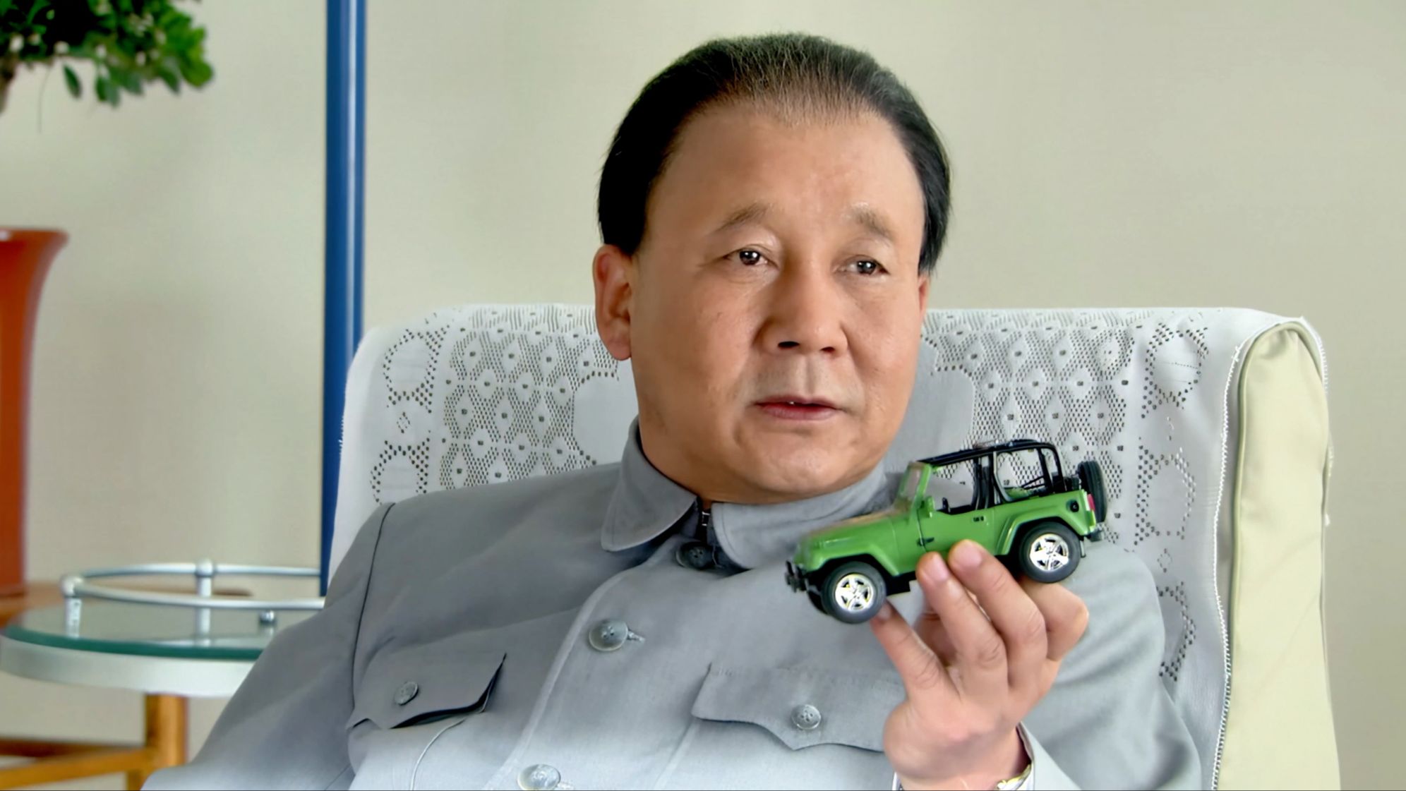 “一辆小汽车嘛，孩子喜欢就拿给他玩呗”