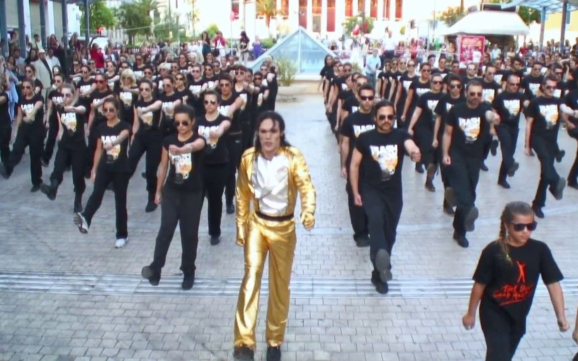 不愧是世界级流行天王，当迈克尔杰克逊的音乐响起，整条街都疯了