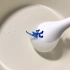 用白板笔在勺子上写字放水里会飘起来！这是什么原理？