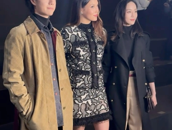 谷爱凌、王一博、张钧甯活动巴黎看秀合影