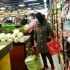 周末的超市人来人往，即便菜价上涨，为了生活寒风中排队买菜