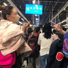 袁咏仪应采儿高铁上猜拳不顾旁人眼光，自顾自玩得很开心