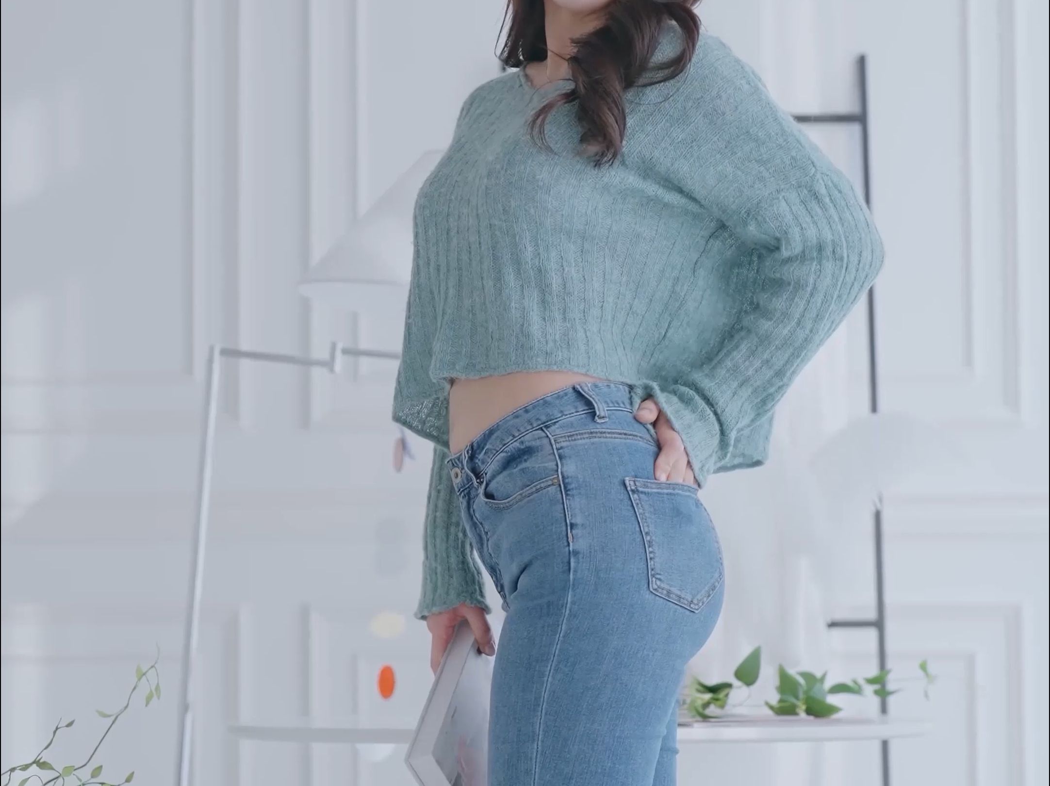 Miss Seoyoon's sensible beauty jeans outfit