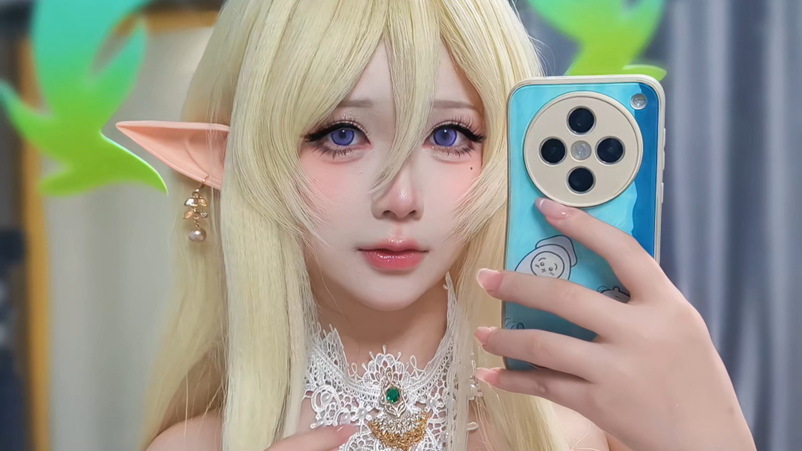 Come in and see the golden lion with a small belly!