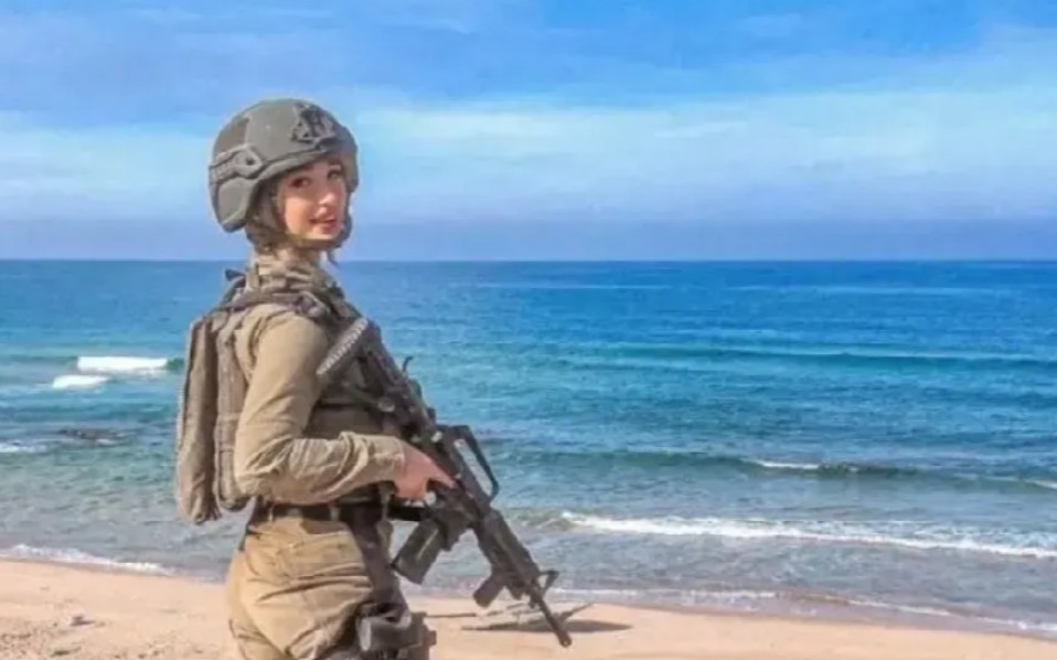 一名以色列女兵在社交网络上传了一张自己站在加沙海边的照片