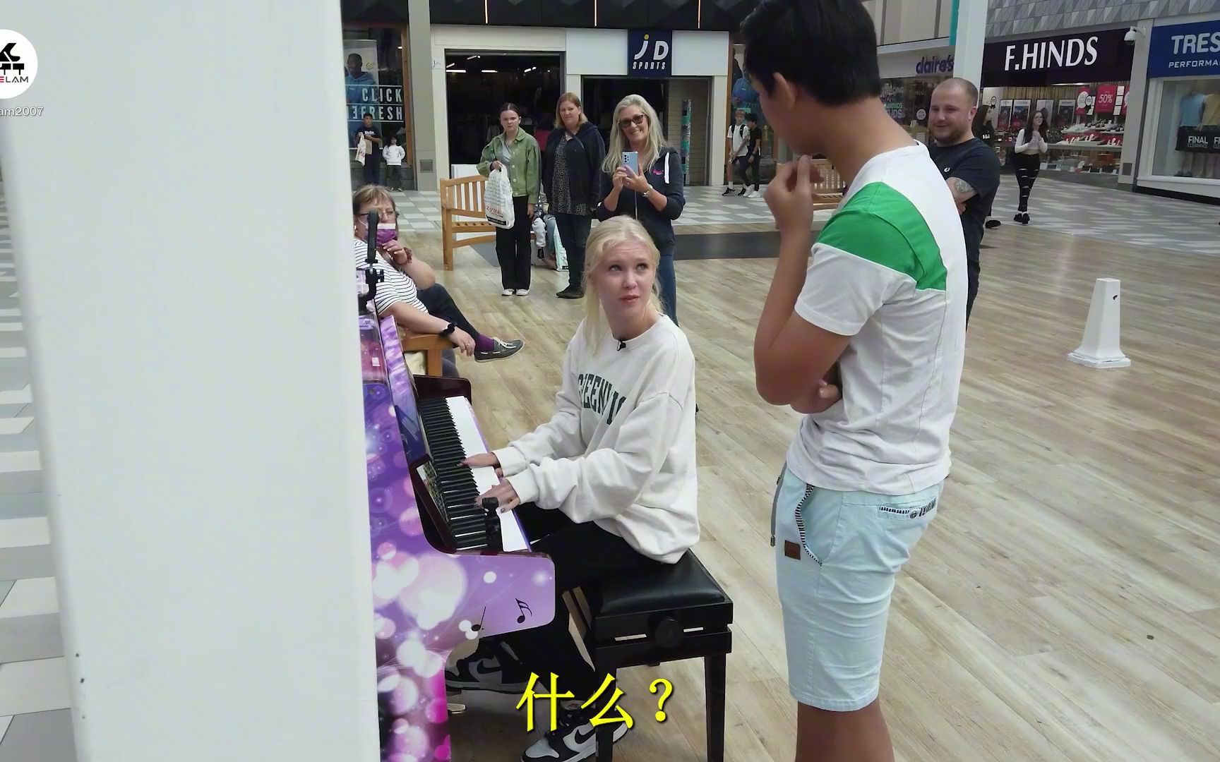 小镇偶遇一女孩弹琴，她问：“你弹琴吗？”我说：“会！”