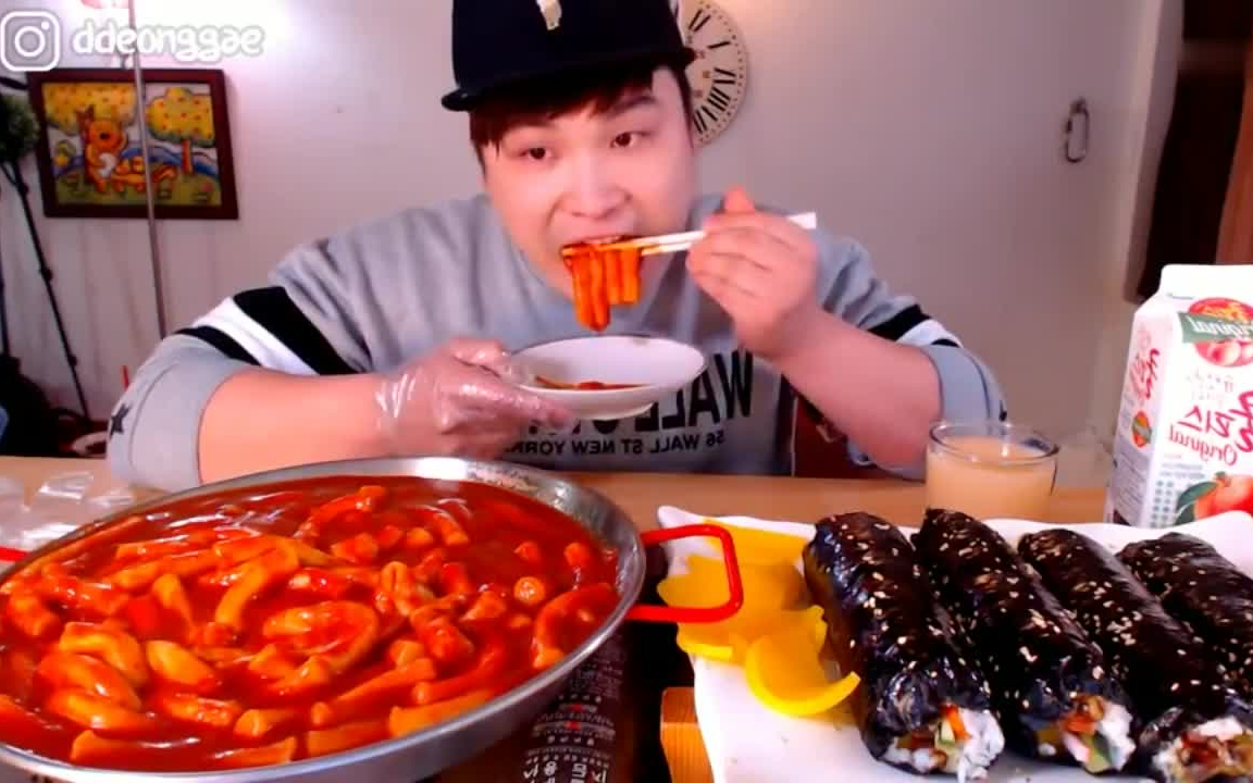 韩国大胃王胖哥吃一锅辣炒年糕超大块的紫菜包饭吃的太爽了█72█