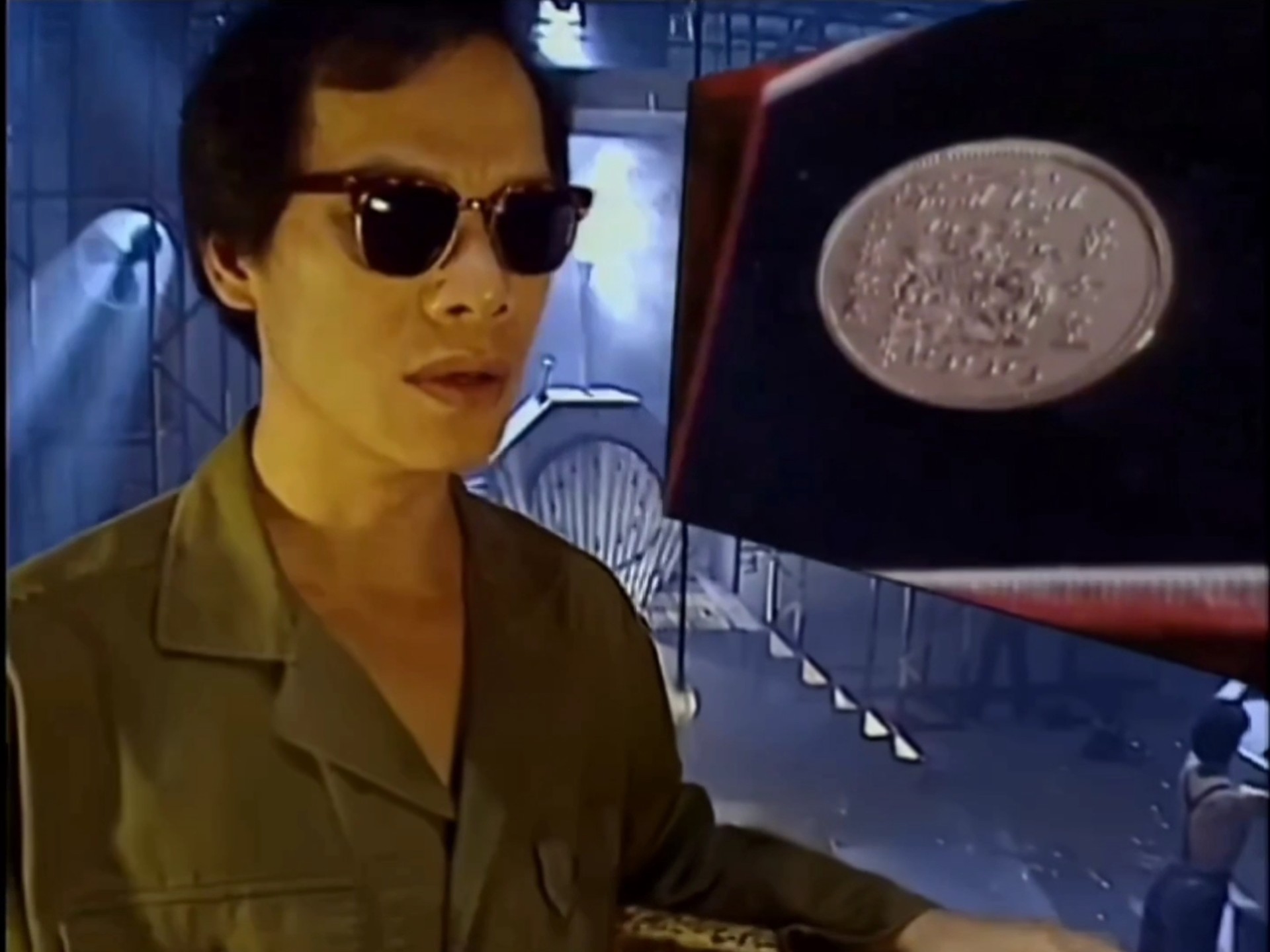 罗大佑 蒋志光 -女皇大道 MV 伴奏（去字幕）