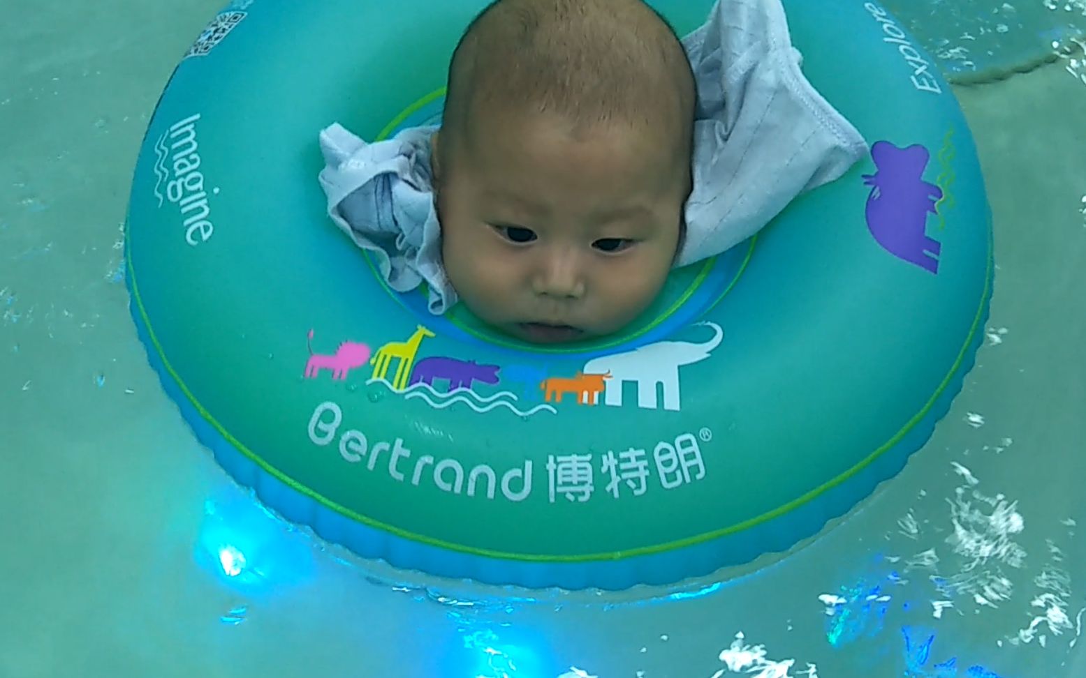 婴儿3个月去游泳，做个热身操，宝宝狂游10分钟，润肤按摩太萌了