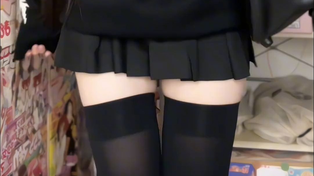 过膝袜搭配小猫毛衣